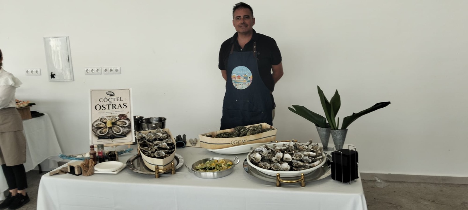 Didier, fundador de Todo Horeca GourmeT, en su barra de ostras GEAY
