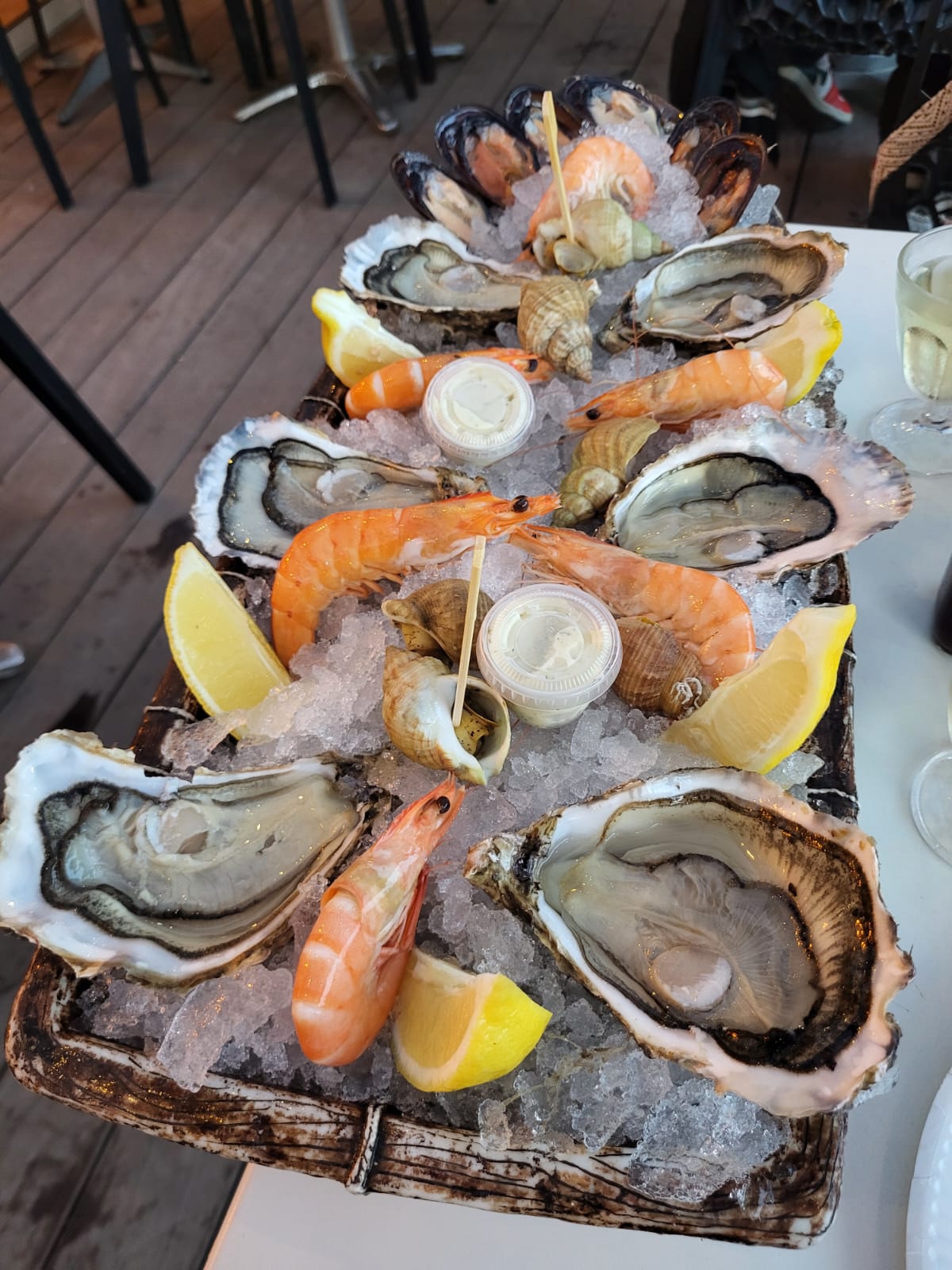 Mariscada con ostras, gambas y cítricos sobre hielo