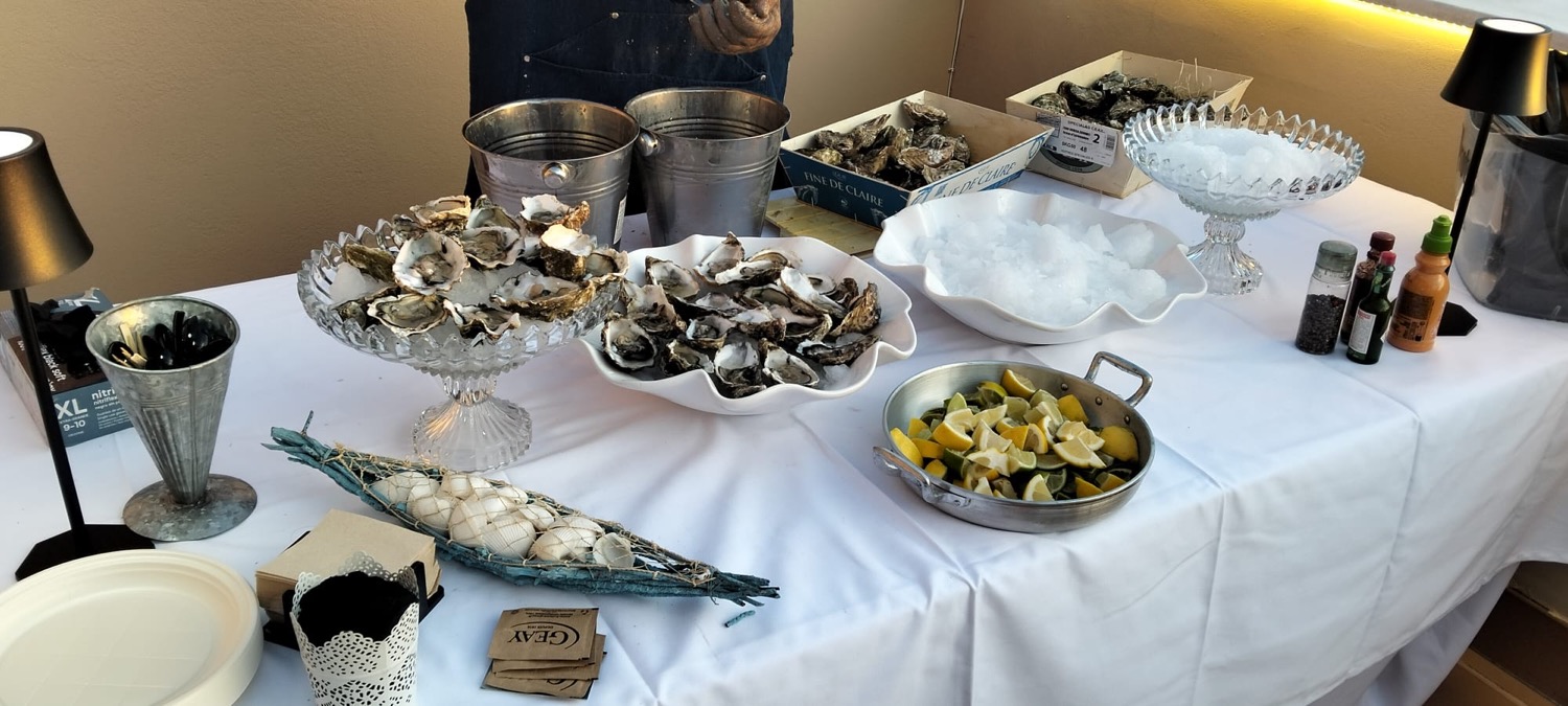 Barra de ostras Fine de Claire GEAY montada con citricos en un evento