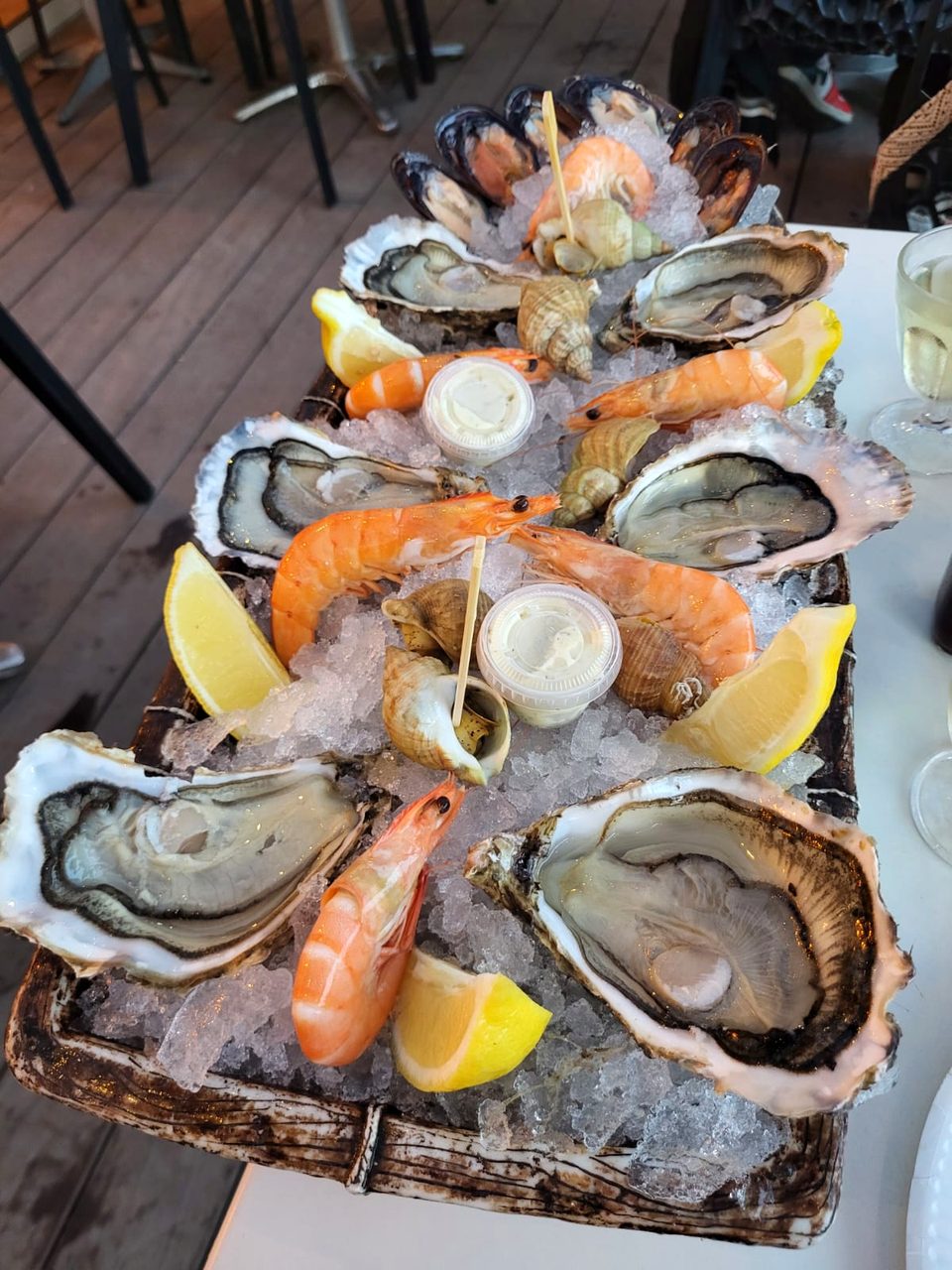 Torre de marisco con ostras GEAY y gambas montada para un cóctel de evento